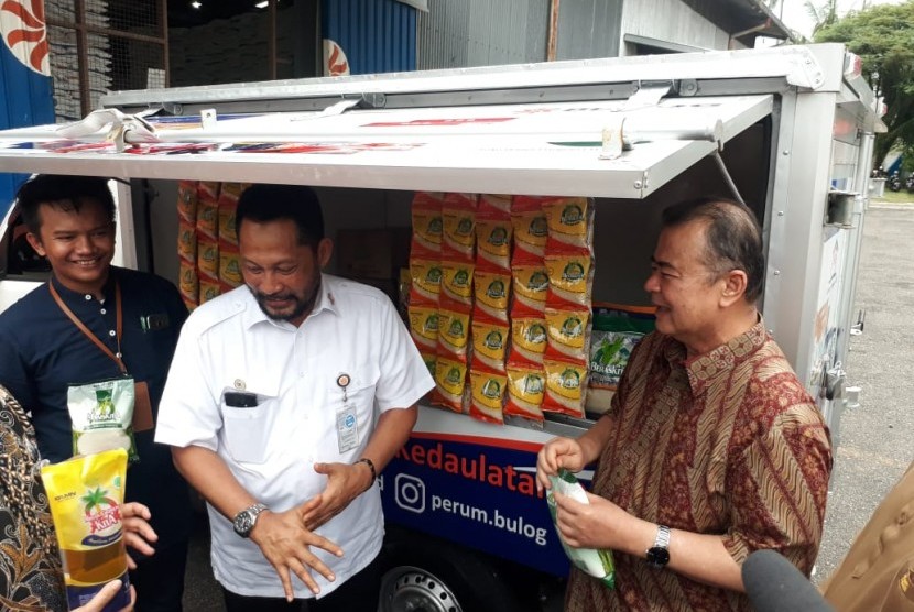 Dirut Bulog Budi Waseso meninjau Gudang Bulog di Kota Padang, Jumat (26/10). 
