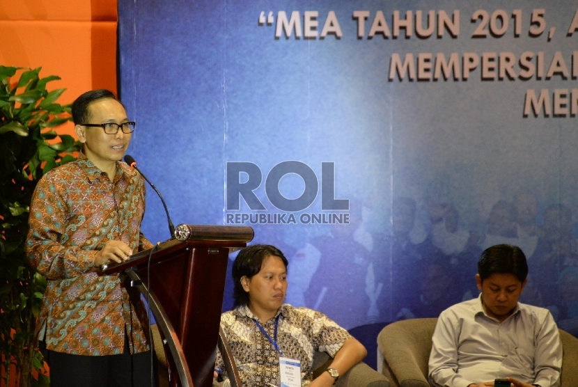 Dirut Garuda Indonesia Arief Wibowo berbicara saat menjadi narasumber dalam seminar nasional di Surabaya, Jawa Timur, Kamis (9/4).