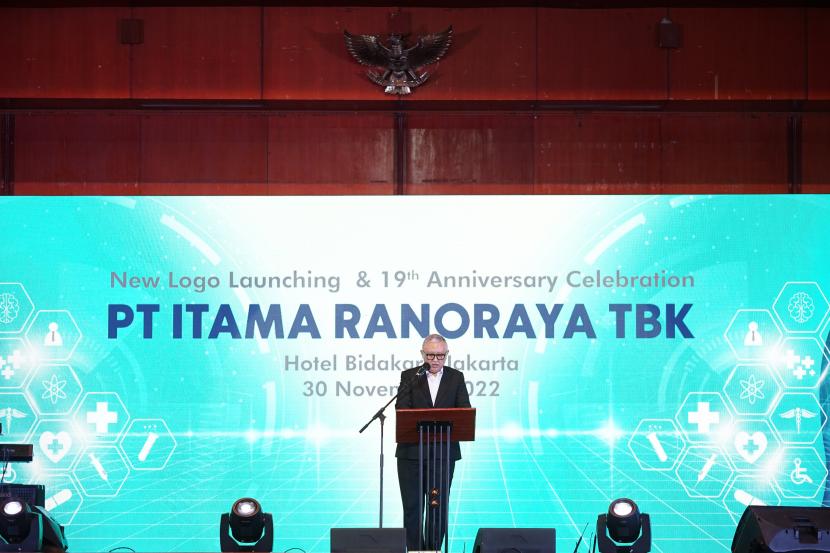 Dirut IRRA Heru Firdausi Syarif membacakan sambutan pd ultah IRRA ke-19 sekaligus pergantian logo baru di Jakarta Selatan