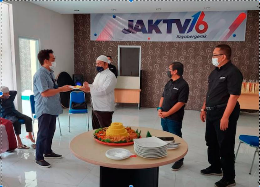Dirut Jaktv Rama Mugiharto memberikan tumpeng pertama kepada Ketua Rw 06 Bukit Duri Tebet Jaksel Asep Maulana di kantor baru jaktv, tebet.