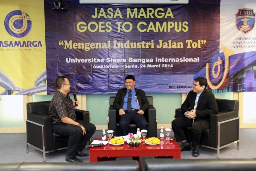 Dirut Jasa Marga Adityawarman (tengah) saat menjadi pembicara di Jasa Marga Goes to Campus USBI