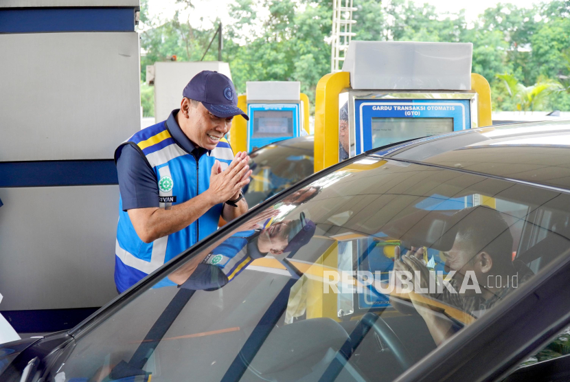Direktur Utama Jasa Marga Rivan Achmad Purwantono menyapa dan memberikan bingkisan kepada pengguna jalan tol pada Hari Pelanggan Nasional 2025.