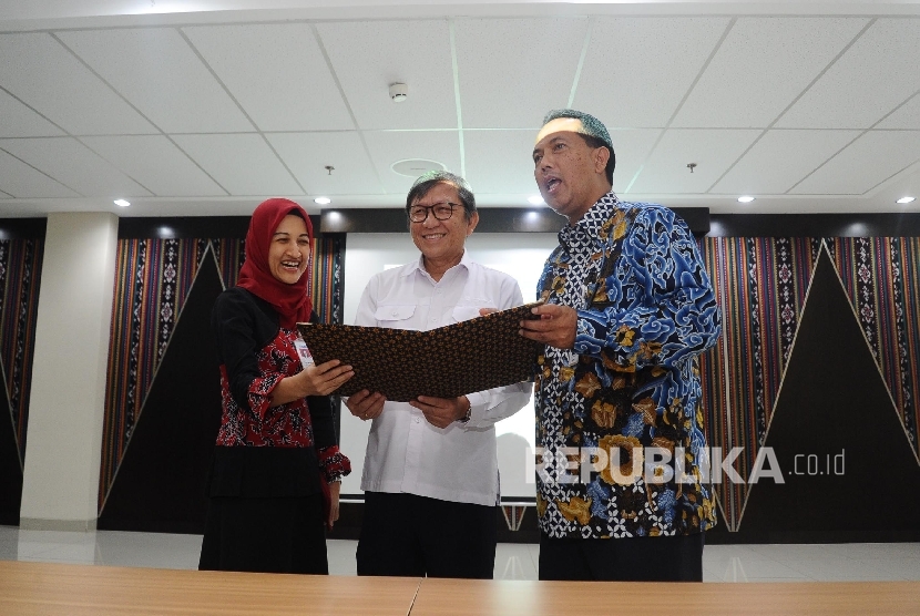 (dari kiri) SVP Corporate Banking BCA Yuli Melati S, Dirut Jasamarga Semarang Batang Saut P Simatupang dan SVP Corporate Banking Bank Mandiri Dikdik Yustandi saat penandatanganan perjanjian kredit sindikasi senilai Rp1,87 triliun untuk pembebasan lahan ruas tol Semarang-Batang di Jakarta, Rabu (29/3).