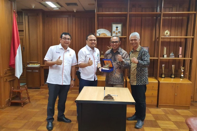 Dirut Jaswita Jabar, Deni Nurdyana Hadimin (kanan berbatik) menandatangani kerja sama dengan PT Perhutani kembangkan Wisata Ranca Upas.