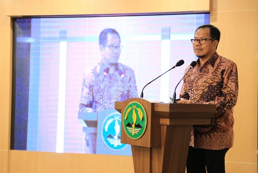 Dirut LPDB KUKM Braman Setyo dalam sosialisasi Standar Operasional Prosedur (SOP) Pinjaman bersama Dinas Koperasi dan UKM Provinsi Jawa Barat dan pejabat Kementerian Koperasi dan UKM di Bandung.