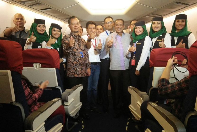 Dirut Maktour Fuad Hasan Masyhur bersama direksi mencoba pesawat charter Terra Avia untuk jamaah umrah di Hanggar GMF,  Bandara Soekarno Hatta,  Rabu (24/1) 
