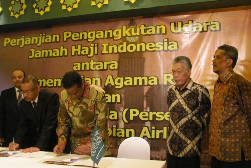 Dirut Maktour Fuad Hasan Masyhur (tiga dari kanan) tengah menandatangani kerjasama dengan Saudia Airlines di Jakarta Senin (13/5).