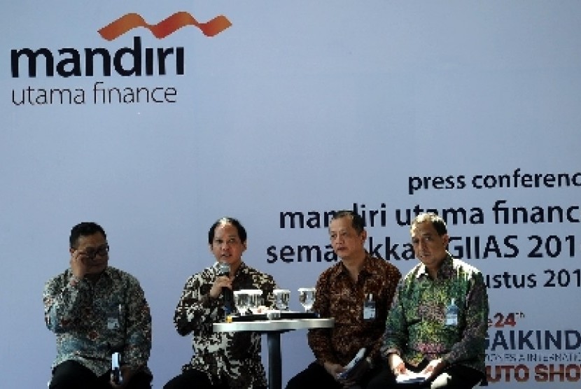 Dirut Mandiri Utama Finance Stanley Setia Atmaja (kedua kiri) saat peluncuran pembiayaan Gaikindo Indonesia International Auto Show 2016 di Jakarta, Rabu (3\8).