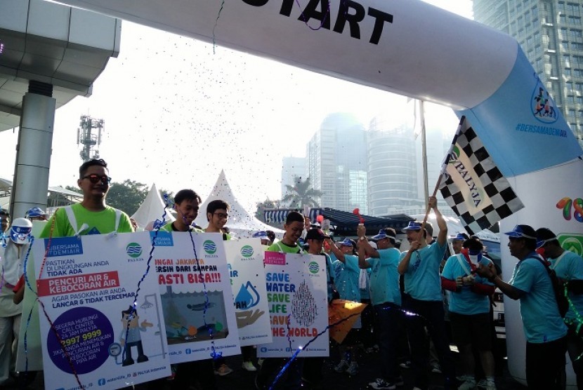 Dirut PAM Jaya, Erlan Hidayat melepas peserta 'Walk for Water' yang digelar PALYJA dalam rangka Hari Air Dunia