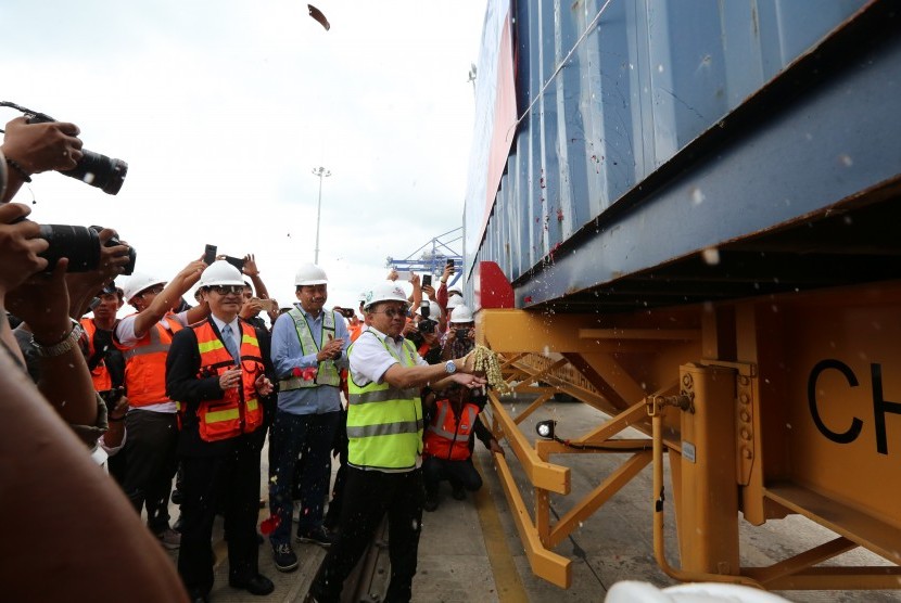 Dirut Pelindo I, Bambang Eka Cahyana memecahkan kendi menandai pengapalan eskpor perdana sebanyak 205 TEUs melalui Pelabuhan Kuala Tanjung, Kamis (27/12).