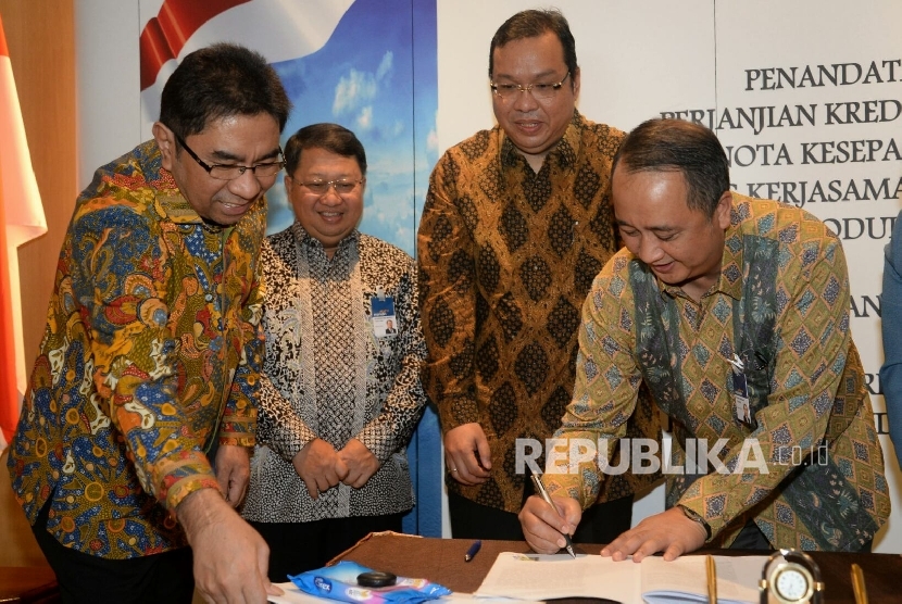  Dirut Pelindo II Elvyn G. Masassya, Wadirut Bank Mandiri Sulaiman A Arianto, Direktur Keuangan Pelindo II Iman Rachman dan Direktur Corporate Banking Bank Mandiri Royke Tumilaar saat penandatanganan perjanjian kredit dan MoU kerja sama layanan perbankan