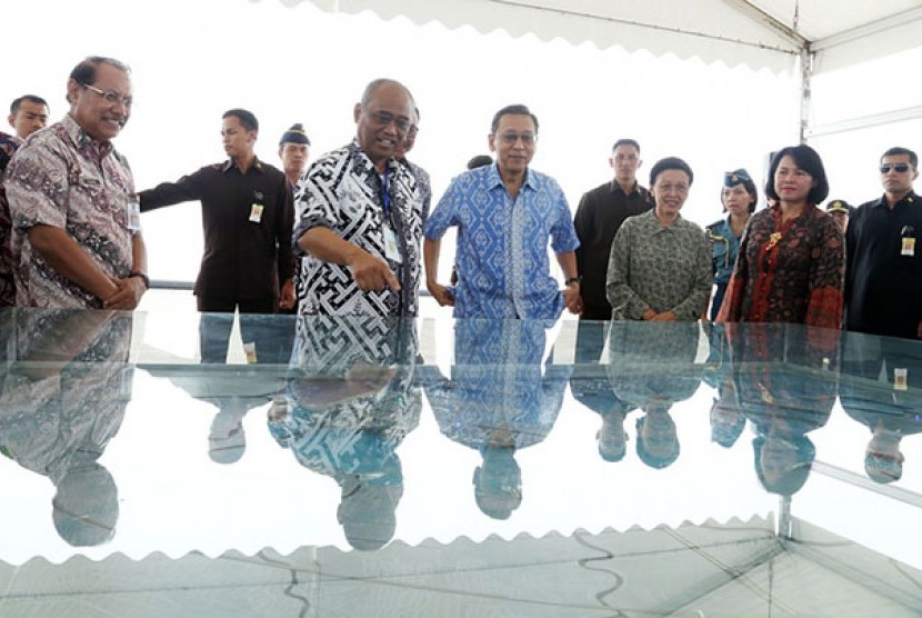 Dirut Pelindo III, Djarwo Harjanto menjelaskan pengoperasian Pelabuhan Teluk Lamong kepada wapres 
