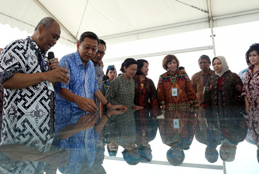 Dirut Pelindo III, Djarwo menjelaskan maket pengembangan Pelabuhan Teluk Lamong kepada Wapres Boediono