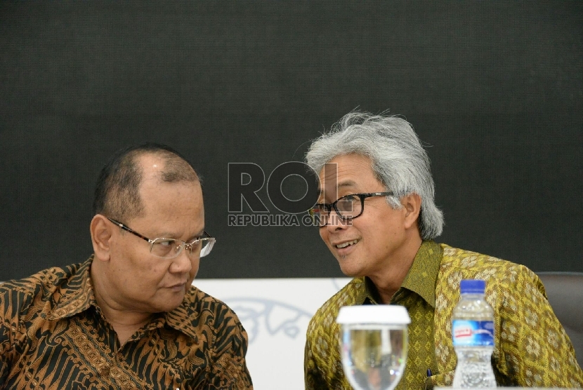 Dirut Pertamina Dwi Soetjipto dan Direktur Pengelolahan Rahmad Hardadi berbincang sebelum memberikan keterangan mengenai kinerja pertamina kuartal I/2015 di Jakarta, Rabu (29/4). (Republika/Prayogi)