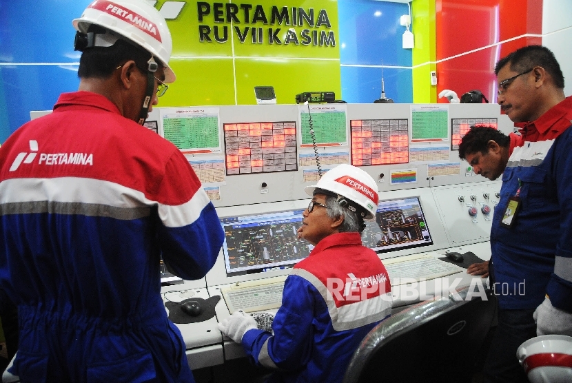 Dirut Pertamina Dwi Soetjipto (tengah) mendengarkan penjelasan dari petugas saat meninjau ruang kontrol kilang Kasim RU VII di Kabupaten Sorong, Papua Barat, Ahad (1/5).  (Republika/Amin Madani)