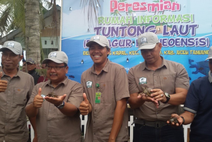 Dirut Pertamina EP Nanang Abdul Manaf (kiri) memegang tukik untuk dilepasliarkan ke alam terbuka di Kecamatan Seruway, Aceh Tamiang, Provinsi Aceh, pada Rabu (25/10).