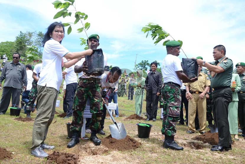   Dirut Pertamina Karen Agustiawan (kiri) dan Kepala Staf Angkatan Darat (KASAD) Jenderal TNI Budiman (kanan) melakukan penanaman pohon di Yonif Arai 752 Manokwari, Papua Barat, Kamis (21/11).  (Republika/Edi Yusuf)