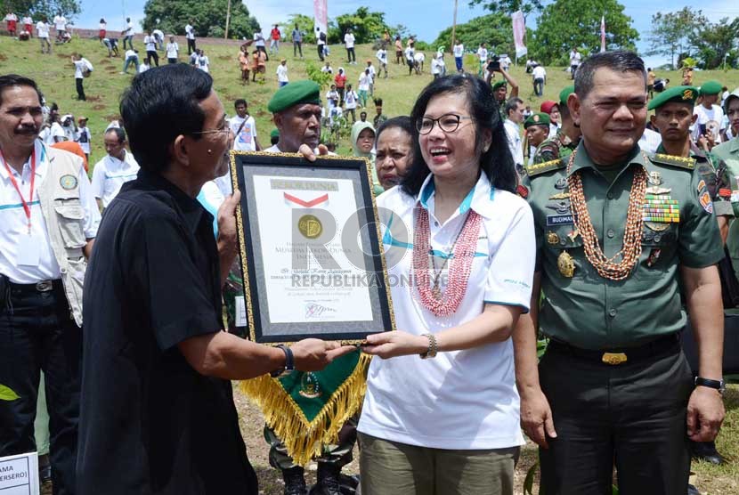  Dirut Pertamina Karen Agustiawan (tengah) dan KASAD Jenderal TNI Budiman (kanan) menerima rekor MURI  usai penanaman pohon di Yonif Arai 752 Manokwari, Papua Barat, Kamis (21/11).   (Republika/Edi Yusuf)