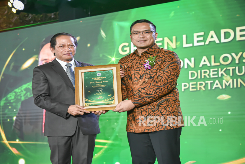 Dirut Pertamina Simo Aloysius Mantiri mendapatkan Green Leadership Utama dari Kementerian Lingkungan Hidup di Jakarta, Senin (24/2/2025).