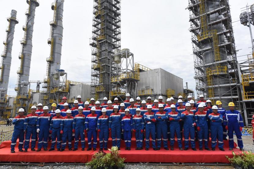 Dirut Pertamina, Nicke Widyawati (kesembilan dari kanan) meninjau progres pengembangan Kilang Balikpapan, Sabtu (8/8). Hingga akhir 2021, progres pengembangan kilang tersebut melampaui target.