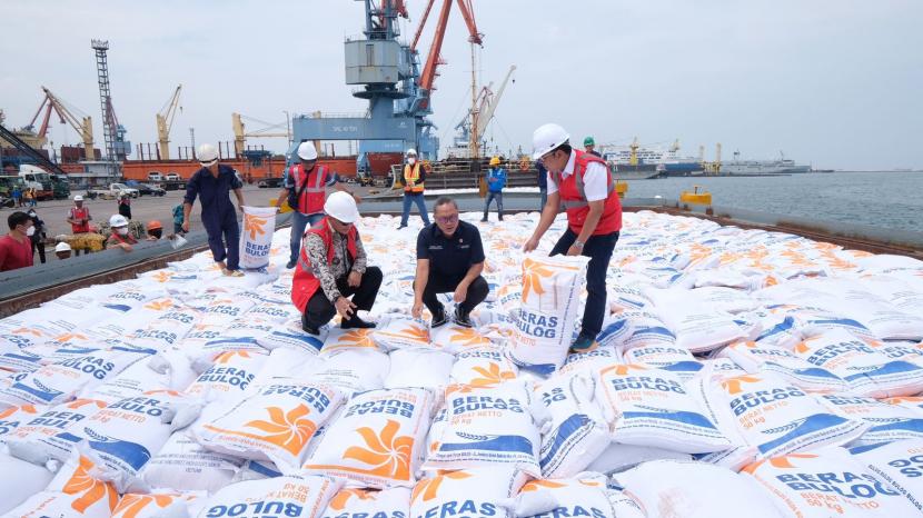 Dirut Perum Bulog Budi Waseso bersama Kepala NFA Arief Prasetyo Adi dan Menteri Perdagangan Zulkifli Hasan saat meninjau pemasukan beras impor sebanyak 5.000 ton dari Vietnam di Pelabuhan Tanjung Priok, Jumat (16/12/2022).