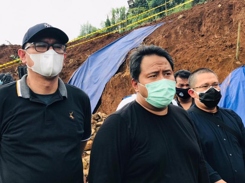 Dirut Perumda Tirta Pakuan, Rino Indira Gusniawan (tengah) meninjau perbaikan pipa transmisi air baku 1.000 milimeter milik Perumda Tirta Pakuan Kota Bogor.