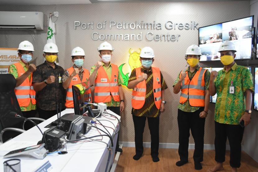 Dirut Petrokimia Gresik Dwi Satriyo Annurogo (ketiga dari kanan) saat meninjau implementasi konsep pelabuhan hijau milik Petrokimia Gresik, di Kabupaten Gresik, Jawa Timur, Jumat (12/11).