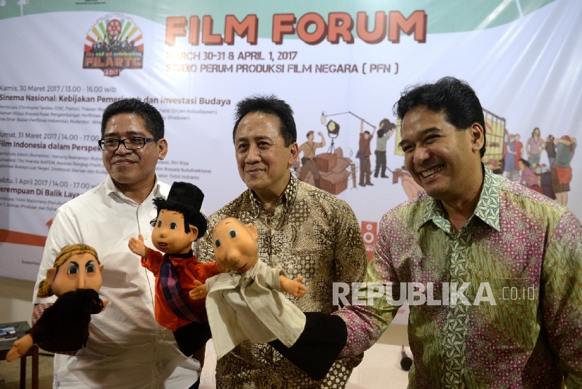 Dirut PFN M Abduh Azis, Kepala Barekraf Triawan Munaf, dan DIrektur Keuangan PT Telkom Harry M Zen menunjukan boneka tokoh Film Petualangan Si Unyil saat peluncuran Film Si Unyil di Gedung Produksi Film Negara, Jakarta, Kamis (30/3). 