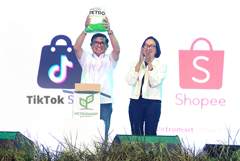 Dirut PG, Dwi Satriyo Annurogo (kiri) dan DOP PG, Digna Jatiningsih (kanan) saat Launching Marketplace Petromart Official