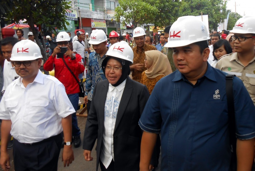 Dirut PGN Hendi Prio Santoso (kanan) berjalan bersama Menteri ESDM Sudirman Said serta Walikota Surabaya Tri Rismaharini saat meninjau pemasangan pipa jaringan gas (jargas) ke rumah tangga di Rungkut, Surabaya akhir pekan lalu. Foto: Rachmat Santosa Basarah