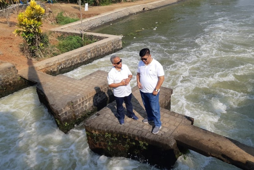 Dirut PT Jasa Tirta Saefuddin Noer (celana jeans warna navy) saat memeriksa kondisi saluran Sungai Kawista di Desa Sarijaya, Kecamatan Majalaya, Karawang, Kamis (25/7). 