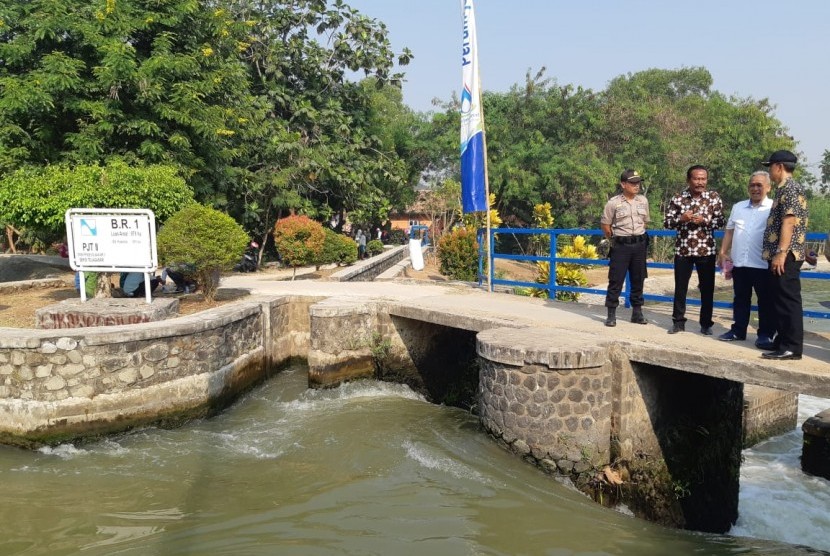 Dirut PJT II Jatiluhur U Saefuddin Noer (kaos putih) saat memeriksa kondisi saluran Sungai Kawista, di Desa Sarijaya, Kecamatan Majalaya, Karawang, Kamis (25/7). 