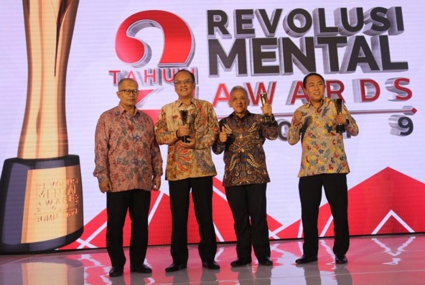 Dirut PJT II Jatiluhur, U Saefudin Noer, saat menerima penghargaan BUMN 2019, di Jakarta, (19/9). 