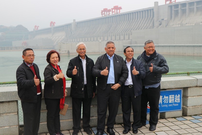 Dirut PLN Sofyan Basir (ketiga kanan) berfoto bersama jajaran direksi PLN di PLTA Three Gorges Dam, Provinsi Hubei, Cina, Kamis (7/12).
