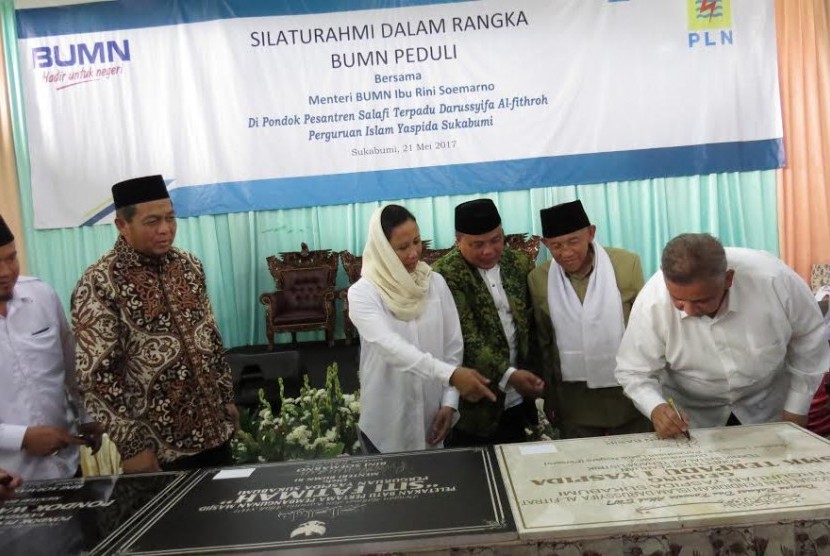 Dirut PLN Sofyan Basir menandatangani prasasti pembangunan SMK Terpadu 1 Yaspida, Pondok Pesantren Salafi Terpadu Darussyifa Al-fitroh Perguruan Islam Yaspida, di Sukabumi, Jabar, Ahad (21/5), disaksikan Menteri BUMN Rini Soemarno dan pengasuh pondok KH ESupriatna Mubarok (ketiga dari kanan).