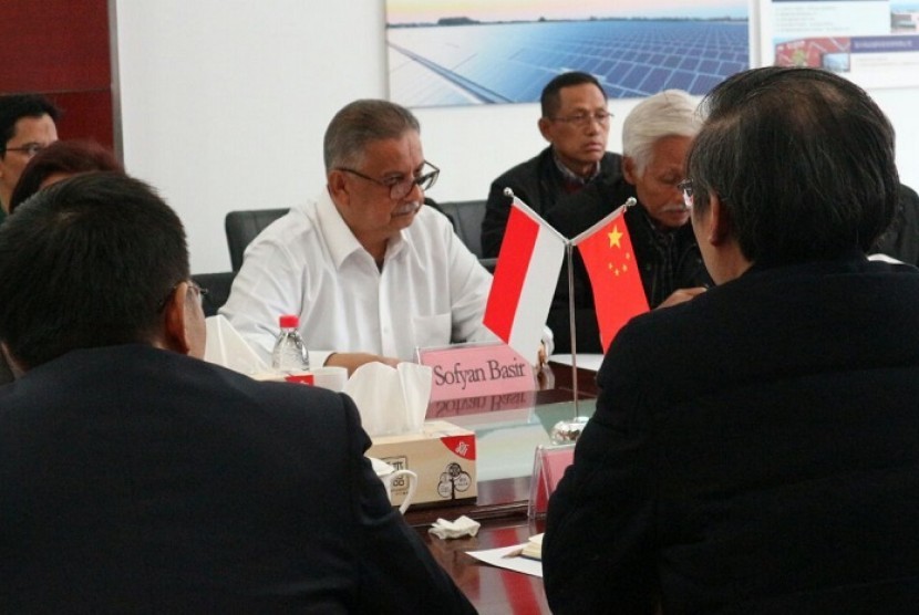 Dirut PLN Sofyan Basir saat melakukan kunjungan di Dongfang Huansheng Photovoltaic, Jiangsu, Cina, Selasa (5/12). Dongfang merupakan perusahaan manufaktur panel surya.