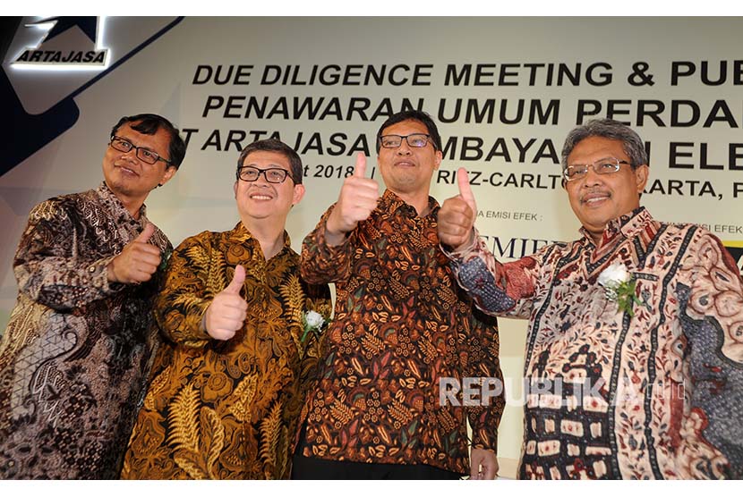 Dirut PT Artajasa Pembayaran Elektronik Tbk Bayu Hanantasena (kedua kanan), mengacungkan jempol bersama Direktur Bisnis Anthoni Morris (kiri), Direktur Teknologi Informasi dan Operasi Teddy Sis Herdianto (kedua kiri) dan Direktur SDM dan Keuangan Nawawi, usai Paparan Publik dalam rangka Penawaran Umum Perdana Saham (IPO), di Jakarta, Kamis (1/3). 