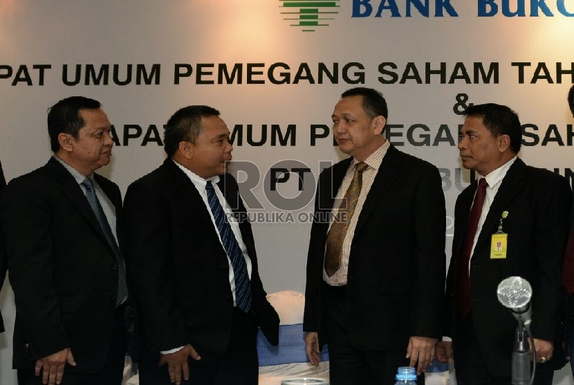 Dirut PT Bank Bukopin Tbk Glen Glenardi (2kiri) bersama jajaran direksi berbincang usai melakukan Rapat Umum Pemegang Saham Tahunan dan Luar Biasa ( RUPST & LB) di Jakarta, Kamis (28/5).
