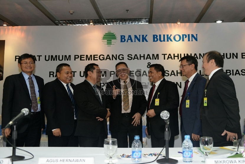 Dirut PT Bank Bukopin Tbk Glen Glenardi (tengah) bersama jajaran direksi berbincang usai melakukan Rapat Umum Pemegang Saham Tahunan dan Luar Biasa ( RUPST & LB) di Jakarta, Kamis (28/5).
