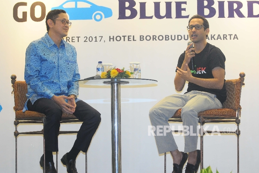 Dirut PT Blue Bird Purnomo Prawiro (kiri) bersama CEO Go-Jek Nadiem Makarim memberik keterangan kepada wartawan saat peluncuran aplikasi Go-Bluebird di Jakarta, Kamis (30/3).