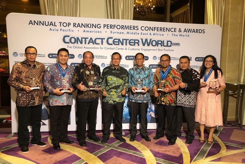 Dirut PT KAI, Edi Sukmoro dan jajarannya pada malam penganugerahan contact center award 2018 di Macau.