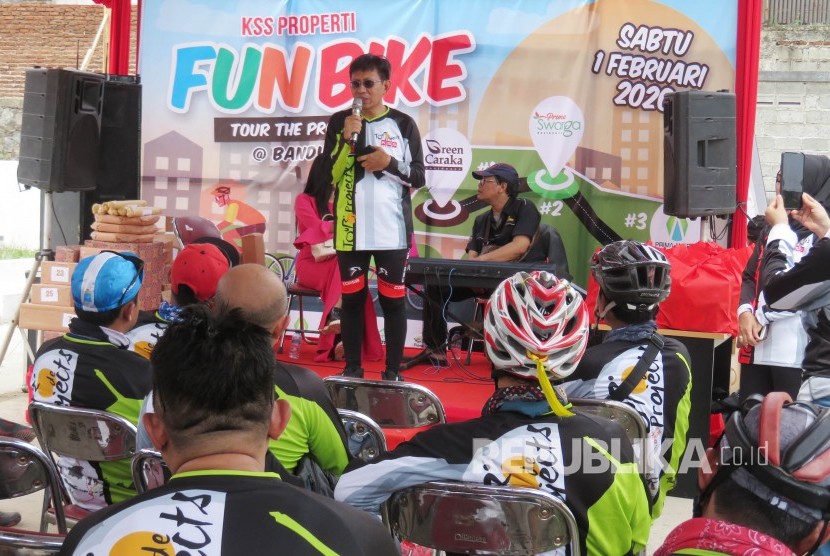 Dirut PT Koprima Sandy Sejahtera Properti (KSS), Priyo Utomo memberikan sambutaan pada acara Fun Bike Tour The Project, di perumahan Prima Amerta, Soreang, Kabupaten Bandung, pekan lalu. 