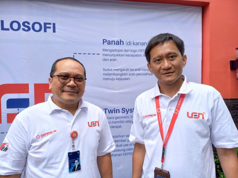Direktur Utama PT Len Industri (Persero) Bobby Rasyidin (kanan) didampingi Direktur Keuangan, Manajemen Risiko, dan SDM Indarto Pamoengkas (kiri). 