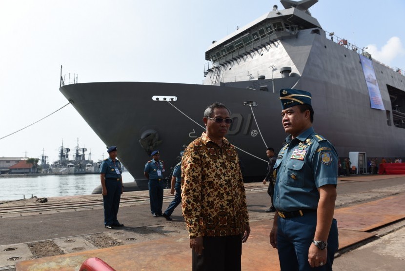 Kepala Staf TNI AL Laksamana TNI Ade Supandi (kanan) 