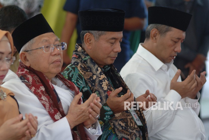 Dirut PT Pegadaian (Persero) Sunarso (tengah) bersama Ketua MUI KH Ma'ruf Amin (kiri) dan Direktur Pemasaran dan Pengembangan Produk Harianto Widodo (kanan) menghadiri peresmian Pegadaian Syariah di Bangkalan, Jawa Timur, Senin (2/7).