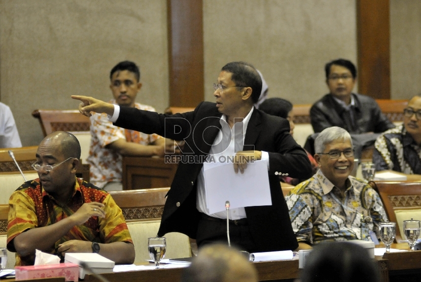 Dirut PT Pelindo II, RJ Lino (tengah) beraudiensi saat hadir dalam Rapat Panitia Kerja (Panja) bersama Komisi VI DPR RI di kompleks Parlemen, Senayan, Jakarta (16/9).   (Republika/Rakhmawaty La'lang)