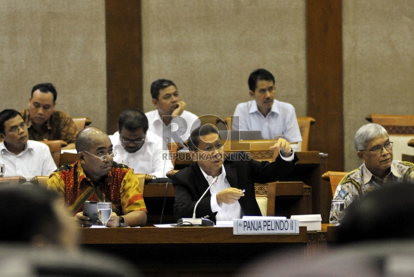 Dirut PT Pelindo II, RJ Lino (tengah) beraudiensi saat hadir dalam Rapat Panitia Kerja (Panja) bersama Komisi VI DPR RI di kompleks Parlemen, Senayan, Jakarta (16/9).   (Republika/Rakhmawaty La'lang)
