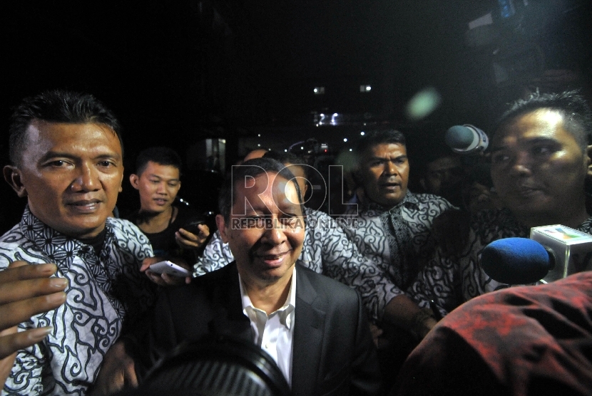 Dirut PT Pelindo II, Robert Joost (RJ) Lino usai memenuhi panggilan penyidik Direktorat Tindak Pidana Ekonomi dan Khusus Bareskrim Polri, Jakarta, Senin (9/11). (Republika/Rakhmawaty La'lang)