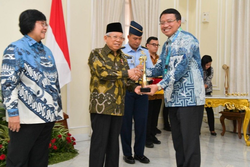 Dirut PT Pembangkitan Jawa Bali (PJB) Iwan Agung Firstantara menerima penghargaan Proper Emas dari Wapres Ma’ruf Amin disaksikan Menteri Lingkungan Hidup dan Kehutanan Siti Nurbaya di Istana Wapres Jakarta, Rabu (8/1).