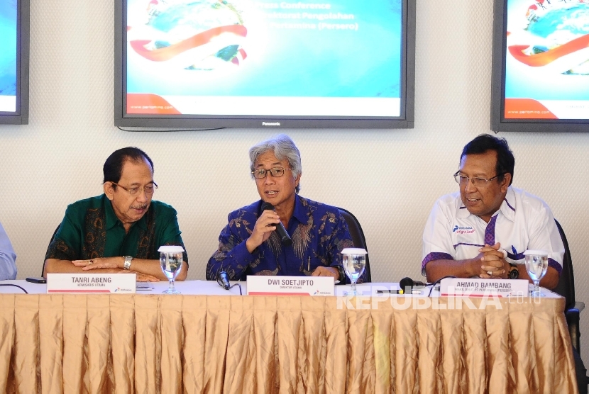 Dirut PT Pertamina Dwi Soetjipto (tengah), Komisaris Utama Pertamina Tanri Abeng dan Wadirut Pertamina Ahmad Bambang (dari kiri) berbicara saat konferensi pers di Jakarta, Selasa (24\1).